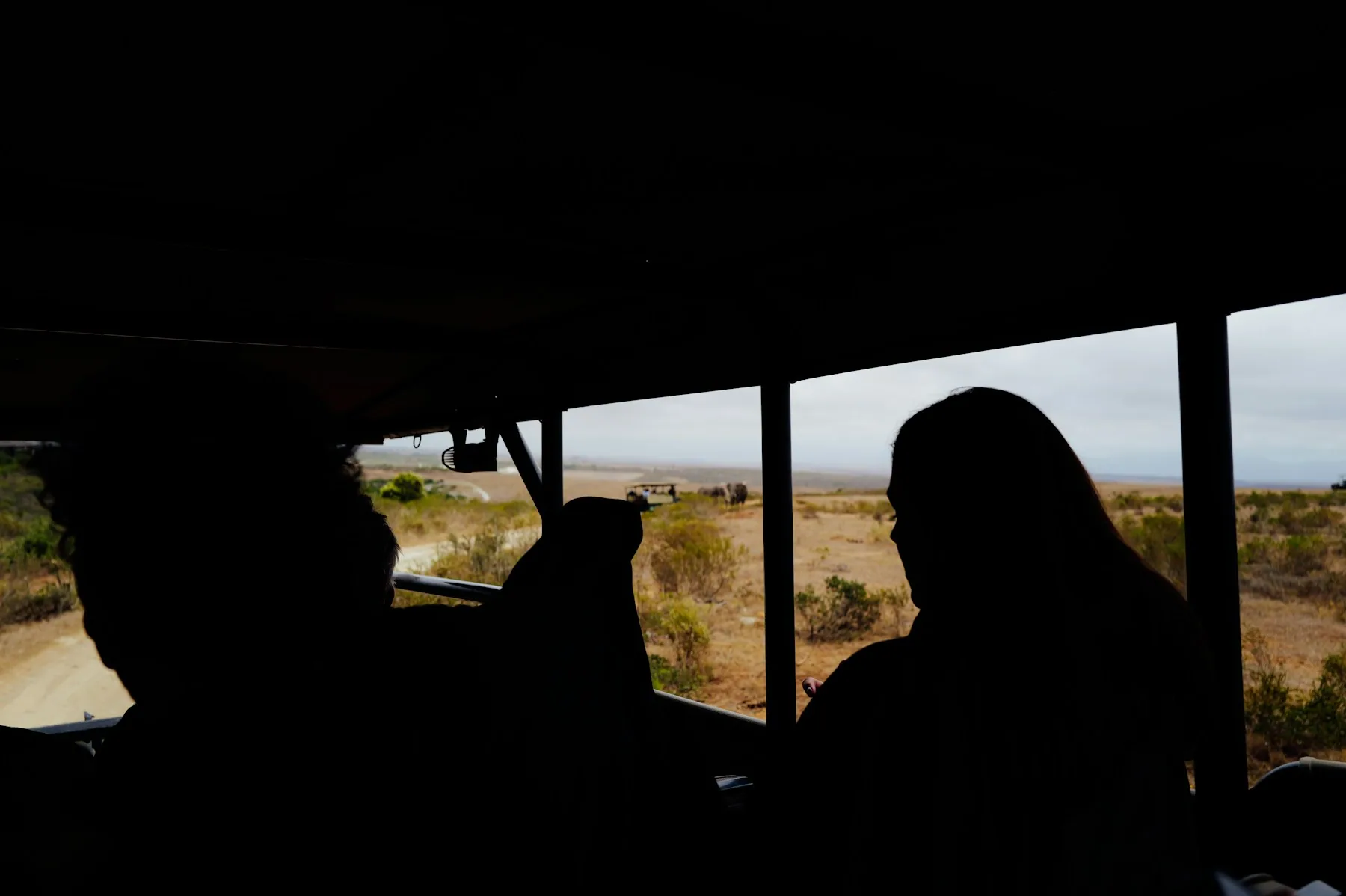 Safari-Fahrzeug in einer weiten ostafrikanischen Landschaft